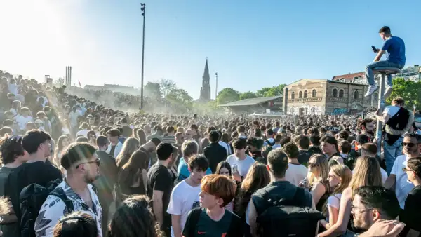 Große Menschenmenge bei einem Open-Air-Event in Berlin bei Sonnenschein.