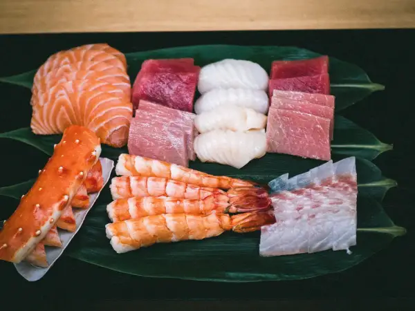 Frischer Fisch und Meeresfrüchte, ein Festmahl für die Sinne. Hier gibt es Lachs, Thunfisch, Garnelen, Krabben und mehr – ein kulinarischer Genuss, der an the catch berlin erinnert.